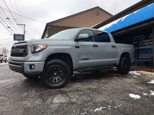 2017 Toyota Tundra with 18x9 Fuel Offroad Vector wheels and 33 inch Toyo Open Country RT tires and AirLift air bags 